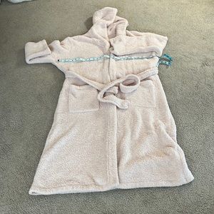 Barefoot Dreams long robe. Hood. Pockets.Pink. Sz 2 fits 5’7 -5’10, 140 -180